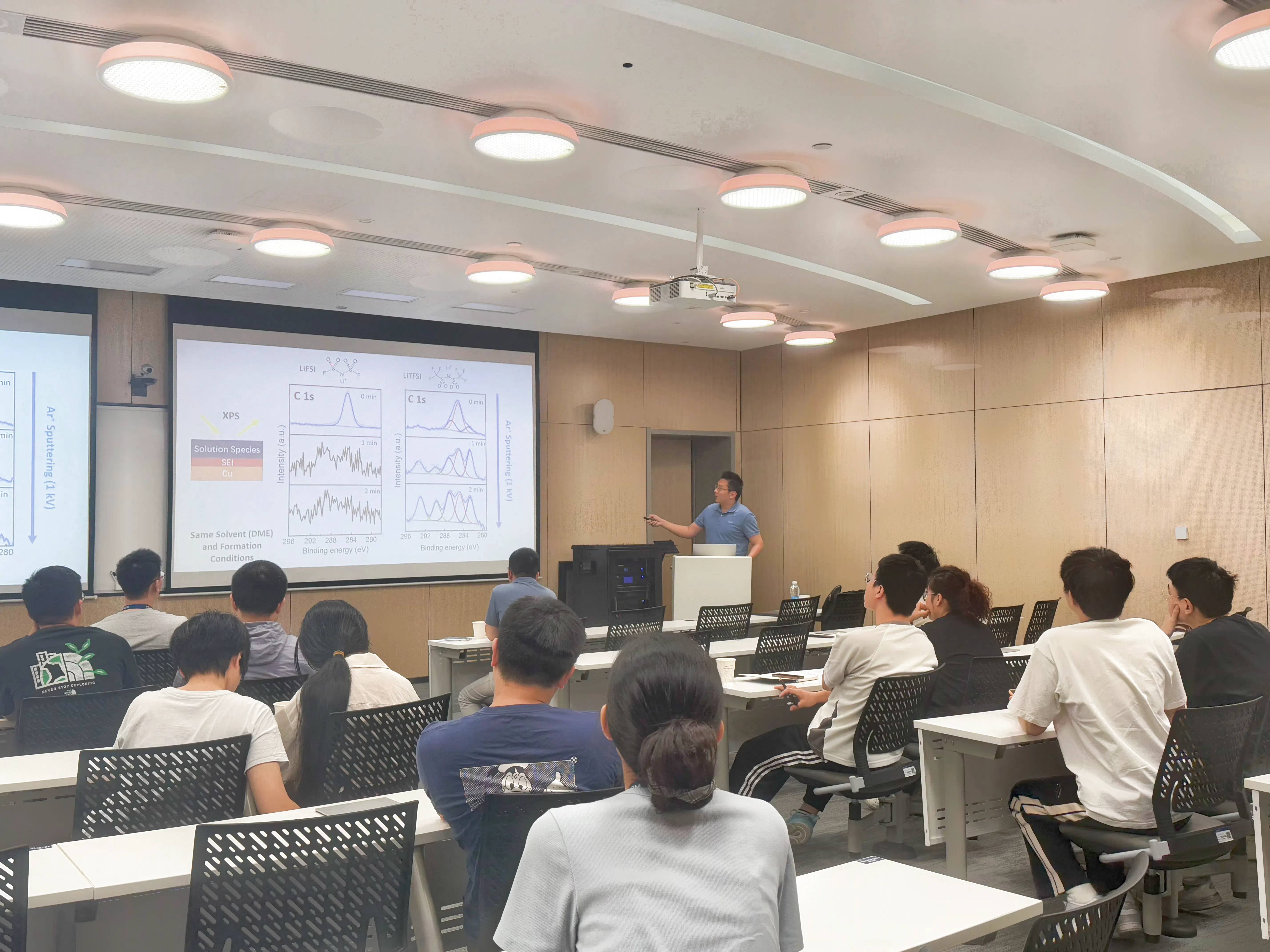 Professor Weilai Yu from the University of Toronto visited Nie Weixuan's laboratory at Westlake University